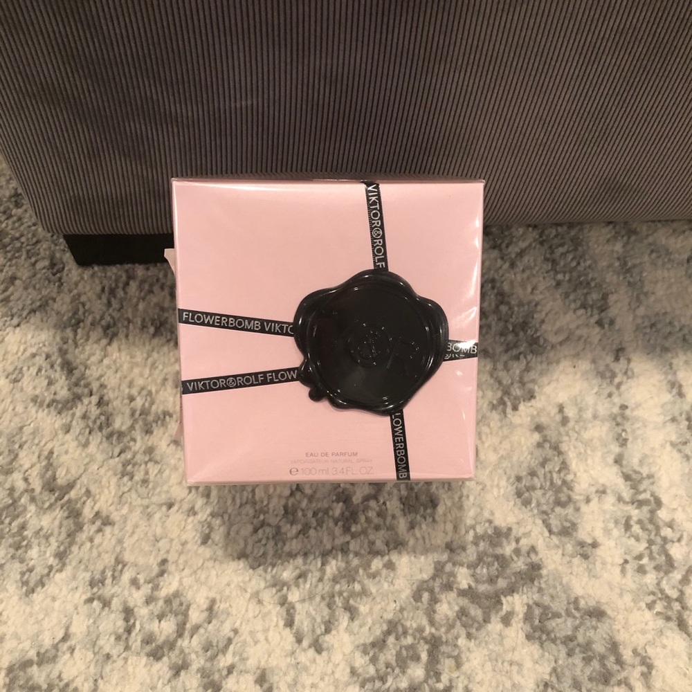 NIB Viktor & Rolf Flowerbomb 3.4 Fl oz